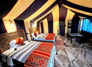 Ένα ή περισσότερα κρεβάτια σε δωμάτιο στο Morocco luxury Camp