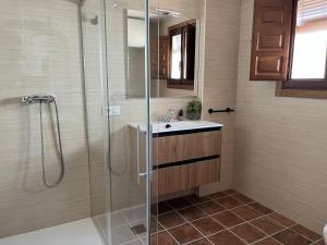 Ένα μπάνιο στο Alojamientos El Carmen - Casa con Piscina Privada y Patio Andaluz +29 φωτογραφίες