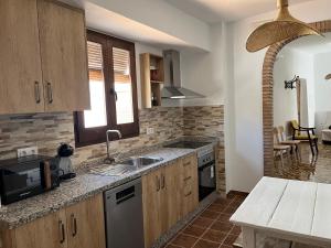 Η κουζίνα ή μικρή κουζίνα στο Alojamientos El Carmen - Casa con Piscina Privada y Patio Andaluz