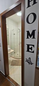 een badkamer met een douche en een deur met het woord 'me' erop bij CEDAR LODGE LUX Apartment B11 in Bansko +3 foto's