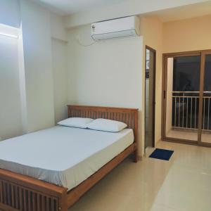 Ένα ή περισσότερα κρεβάτια σε δωμάτιο στο Sans Square Hotels Thiruvananthapuram