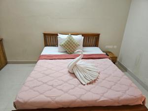 Ένα ή περισσότερα κρεβάτια σε δωμάτιο στο Sans Square Hotels Thiruvananthapuram