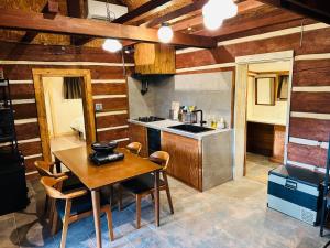 Kuchyň nebo kuchyňský kout v ubytování Akagi Log INN Glamping - Vacation STAY 39473v