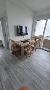 Μια τηλεόραση ή/και κέντρο ψυχαγωγίας στο Apartmani Nina