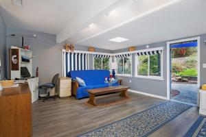 Posezení v ubytování Amazing 2BR Family Home in the Heart of Rancho Bernardo