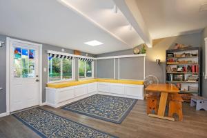 Kuchyň nebo kuchyňský kout v ubytování Amazing 2BR Family Home in the Heart of Rancho Bernardo