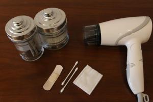 asciugacapelli posto sopra un tavolo di legno di Pine Hills Minoshima - Vacation STAY 12181 a Sumiyoshi