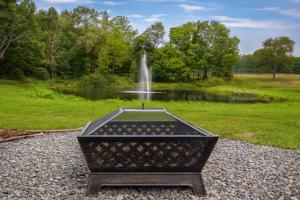 eine Statue vor einem Brunnen in einem Park in der Unterkunft Andalusian Suite at Equestrian House PA in Pleasant Mount + 11 Fotos