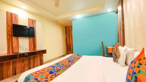 Ένα ή περισσότερα κρεβάτια σε δωμάτιο στο FabHotel Atithi