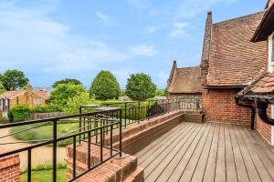 マーローにあるHigginson Houseの木製のデッキとレンガ造りの建物のあるバルコニー +9枚の写真