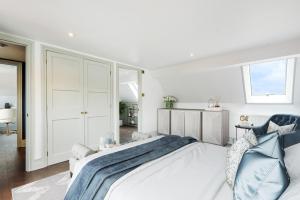 マーローにあるHigginson Houseの大きなベッドと窓のある白い寝室