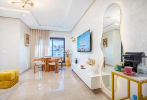 ein Wohnzimmer mit Couch und ein Esszimmer in der Unterkunft Modern Comfortable Apartment - Corniche Hassan II in Casablanca
