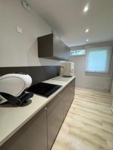 Köök või kööginurk majutusasutuses Élégant appartement avec Spa Jacuzzi +6 fotot