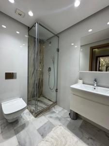 Phòng tắm tại Luxury apartment Maarif near Stadium