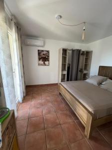 Ένα ή περισσότερα κρεβάτια σε δωμάτιο στο O Ti Boneur