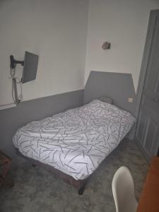 a small bed in a room with a bed frame at Le létilo in Saint-Claude