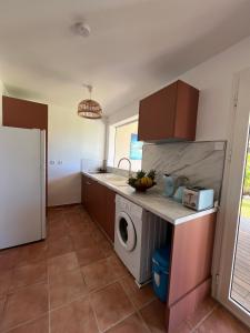 Η κουζίνα ή μικρή κουζίνα στο O Ti Boneur +2 φωτογραφίες