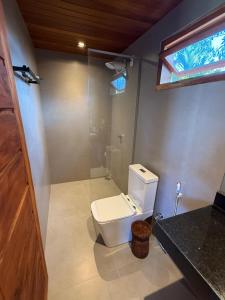 bagno con servizi igienici bianchi e finestra di Corumbau Bangalôs a Corumbau Altre 37 foto