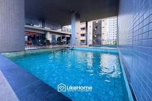 ein Swimmingpool mitten in einem Gebäude in der Unterkunft Solaz Smart Living - LikeHome Hospedagens in Tambaú