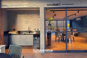 eine Küche und ein Esszimmer mit Tisch und Stühlen in der Unterkunft Solaz Smart Living - LikeHome Hospedagens in Tambaú