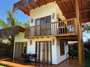 una casa con balcone e terrazza in legno di Corumbau Bangalôs a Corumbau
