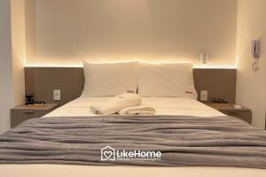 ein Bett mit zwei Handtüchern darauf in der Unterkunft Solaz Smart Living - LikeHome Hospedagens in Tambaú + 15 Fotos