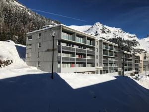 un edificio en la nieve frente a una montaña en Appartement moderne 3 pièces à Flaine, capacité 6 personnes - FR-1-425-3, en Flaine