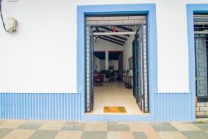 Una puerta abierta a una casa con una pared azul en Casa Imabite, en León