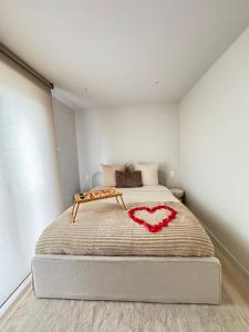 Voodi või voodid majutusasutuse Élégant appartement avec Spa Jacuzzi toas