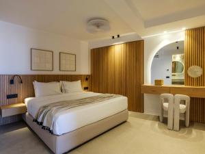 Ένα ή περισσότερα κρεβάτια σε δωμάτιο στο Panormos Bay Collection