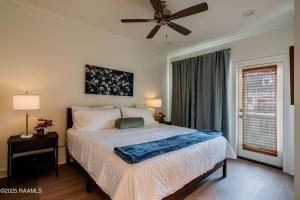 Postel nebo postele na pokoji v ubytování Modern 3BR 2 and a half BA Townhome, Heart of Town