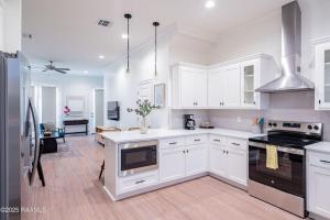 Kuchyň nebo kuchyňský kout v ubytování Modern 3BR 2 and a half BA Townhome, Heart of Town