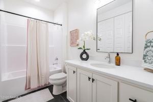 Koupelna v ubytování Modern 3BR 2 and a half BA Townhome, Heart of Town