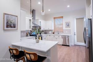 Kuchyň nebo kuchyňský kout v ubytování Modern 3BR 2 and a half BA Townhome, Heart of Town + 19 fotografií
