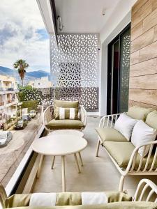 - un balcon avec deux canapés, une table et une vue dans l'établissement Aurelia Residence, à Ampavris