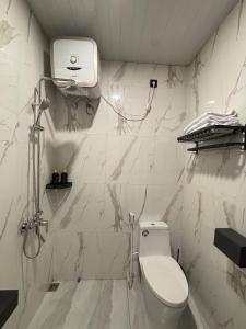 Ένα μπάνιο στο Kyzen Stay Central Family Home w Pool & Loft Net +9 φωτογραφίες