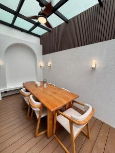 Φωτογραφία από το άλμπουμ του Kyzen Stay Central Family Home w Pool & Loft Net σε Batam Center