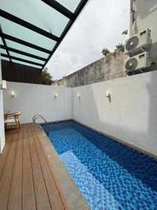 Πισίνα στο ή κοντά στο Kyzen Stay Central Family Home w Pool & Loft Net