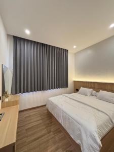 Ένα ή περισσότερα κρεβάτια σε δωμάτιο στο Kyzen Stay Central Family Home w Pool & Loft Net