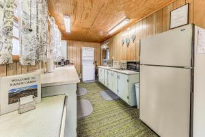 Η κουζίνα ή μικρή κουζίνα στο Forest Views and Porch Family Cabin in Ruidoso