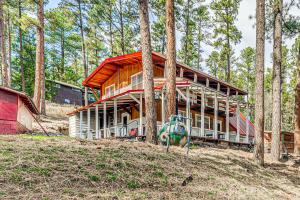 Κήπος έξω από το Forest Views and Porch Family Cabin in Ruidoso