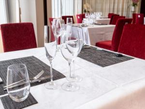 eine Gruppe Weingläser, die auf einem Tisch sitzen in der Unterkunft HOKURYUKO HOTEL North NAGANO - Vacation STAY 44514v in Iiyama