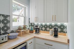 eine Küche mit weißen Schränken und einer Arbeitsplatte in der Unterkunft Riverfront Retreat in Urbanna with Indoor Hot Tub! in West Irvington