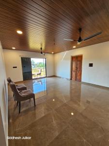 ein Wohnzimmer mit einem Stuhl und einer Decke in der Unterkunft Anugraha Homestay in Alībāg