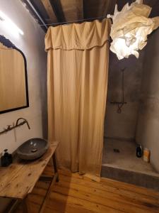 une salle de bain avec douche, rideau et table dans l'établissement Relax En Casona Única Lanueva, à Candeleda 56 autres photos