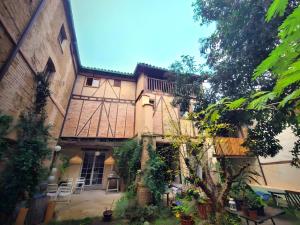 an exterior view of a building with a courtyard at Relax En Casona Única Lanueva in Candeleda