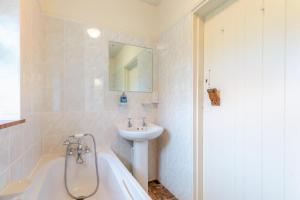 Koupelna v ubytování Cornerways + 43 fotografií