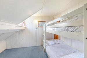 1 Schlafzimmer mit 2 Etagenbetten und einer Treppe in der Unterkunft Cornerways in Worth Matravers