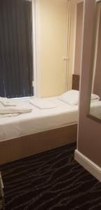 Postel nebo postele na pokoji v ubytování The Royal Windsor Hotel