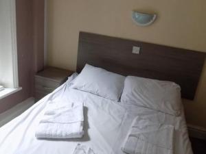 Postel nebo postele na pokoji v ubytování The Royal Windsor Hotel